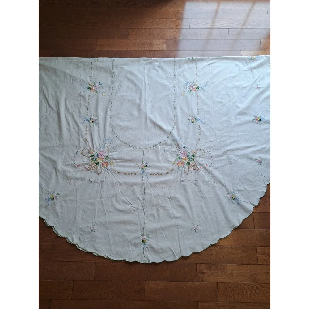 VTG Cotton Ivory Embroidered Oval Tablecloth 92 X 61 Inches